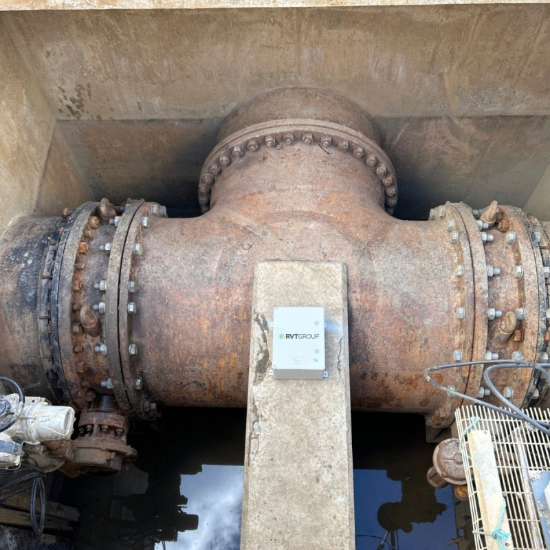 Vibration monitoring on a utility pipe