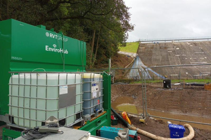 EnviroHub-TU02-dosking-skid-and-treatment-tank-pumping-contaminated-water-at-the-bottom-of-a-reservoir-whilst-works-take-place