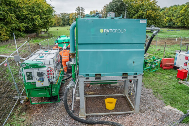 EnviroHub-treatment-tank-and-dosing-skid-in-use-together-for-automatic-dosing-of-contaminated-water