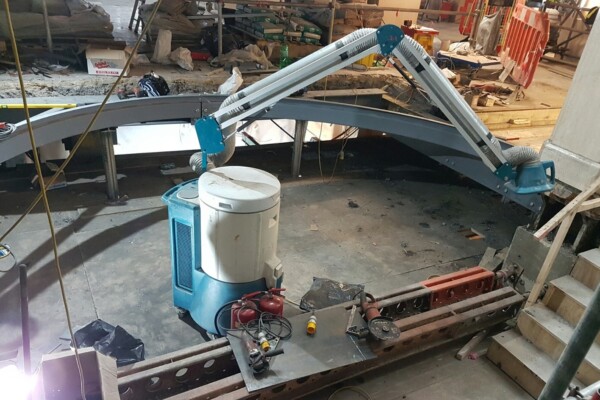 RAVEX-Mobile-Welding-Fume-Station-in-an-industrial-workshop