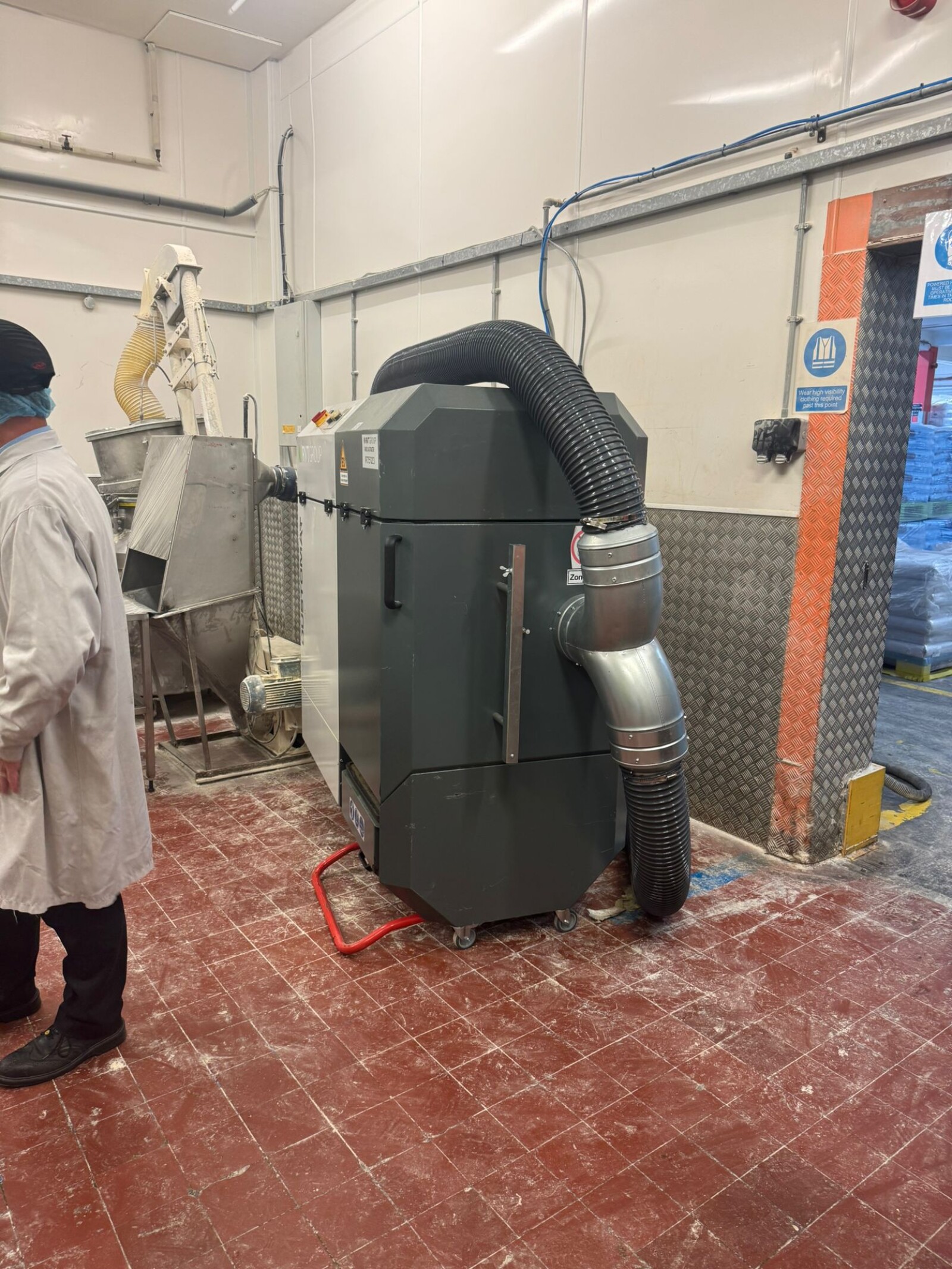 Dustex D4 extracting wood dust from a live workshop