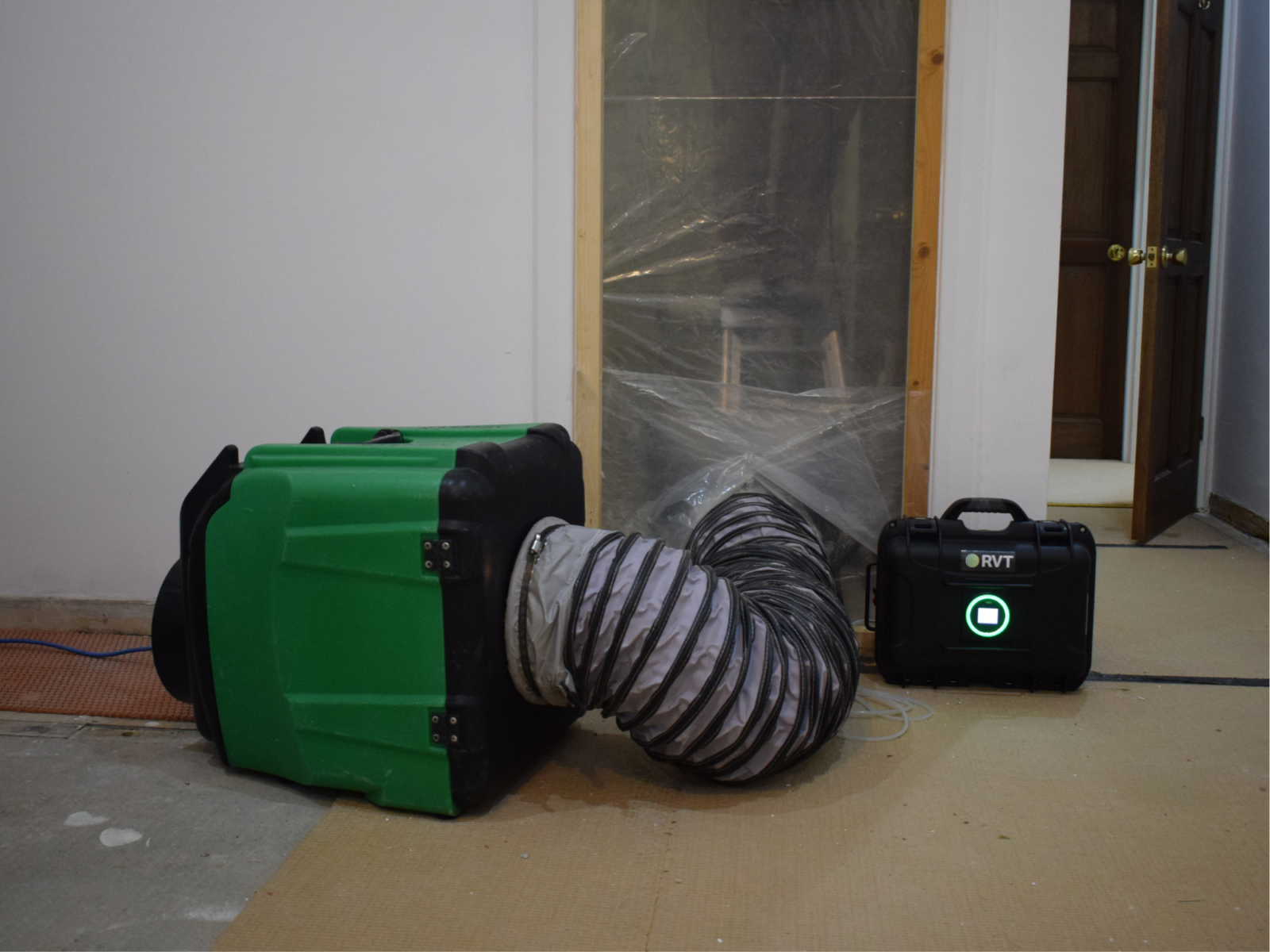 Dustex Raptor and differential pressure monitor performing negative pressure extraction