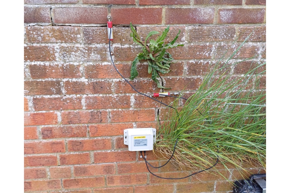 Crack monitoring in action