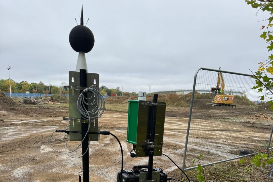Dust and noise monitoring on edge of construction site