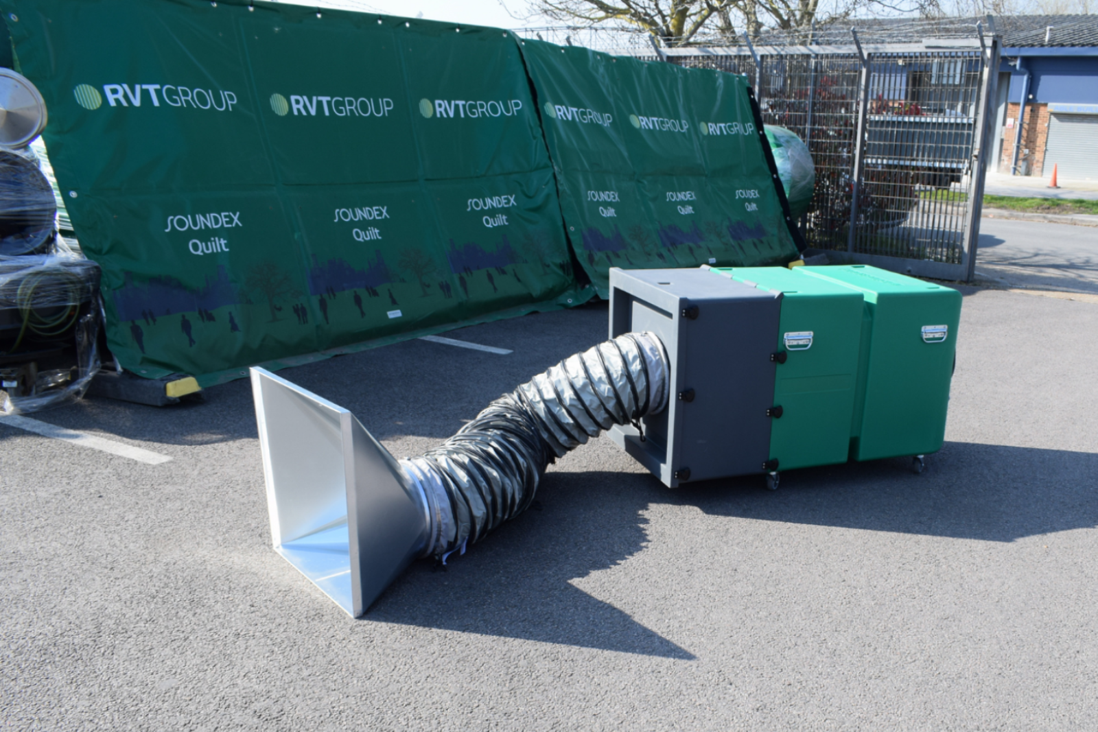 Metal capture hood attached to a dust extractor