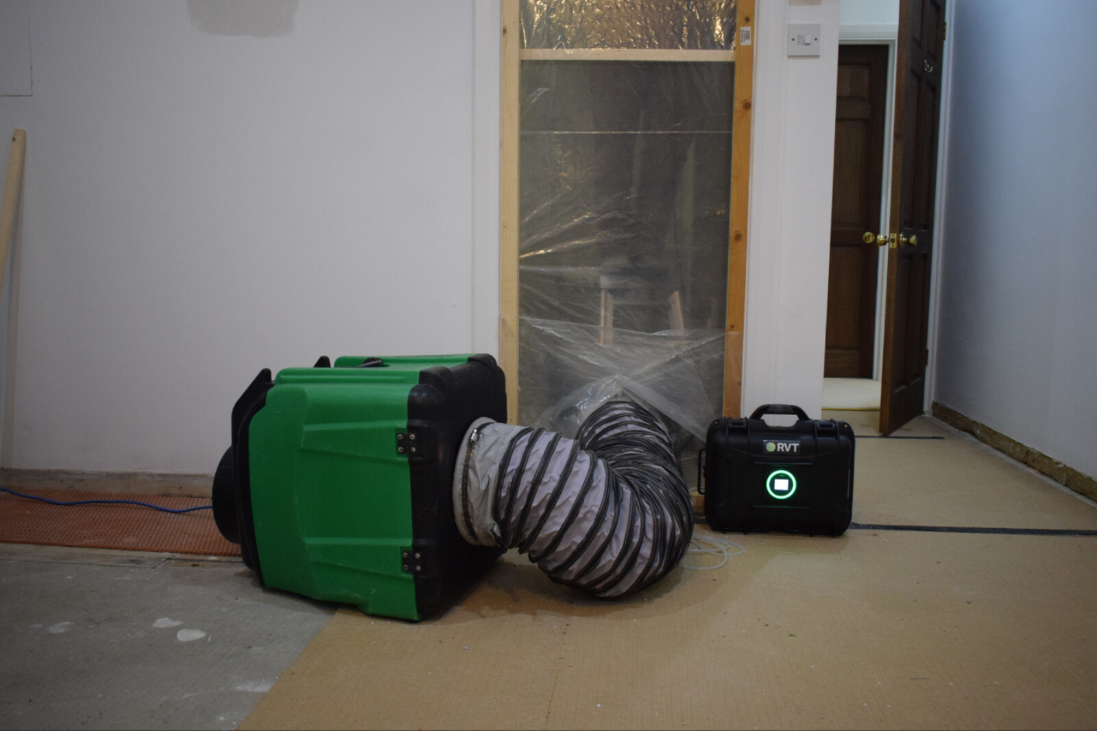 Monitex Differential Pressure Gauge in use with a dust extraction unit creating a negative pressure environment 1