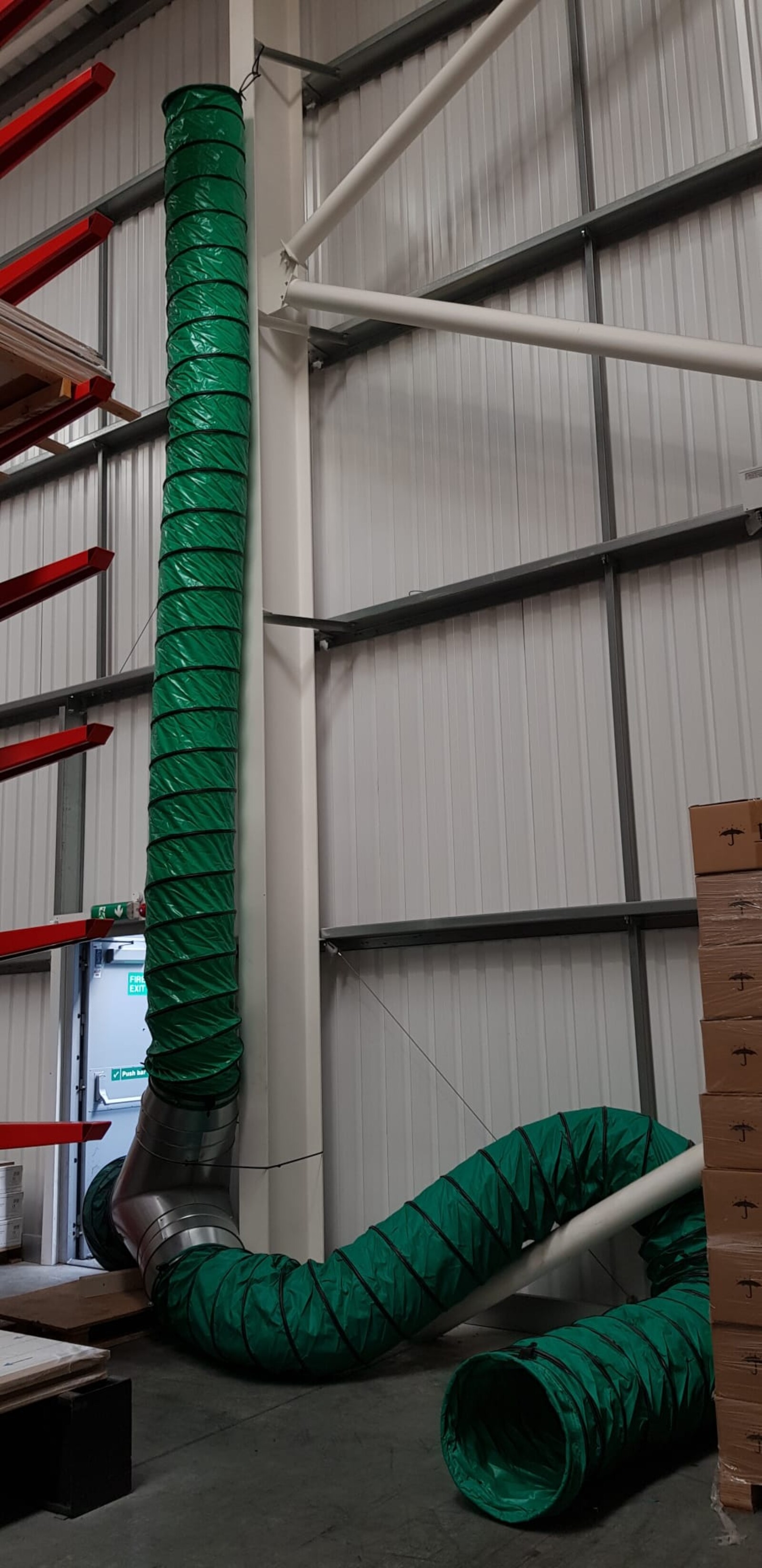 Ventilation ducting and splitter circulating air in a distribution warehouse