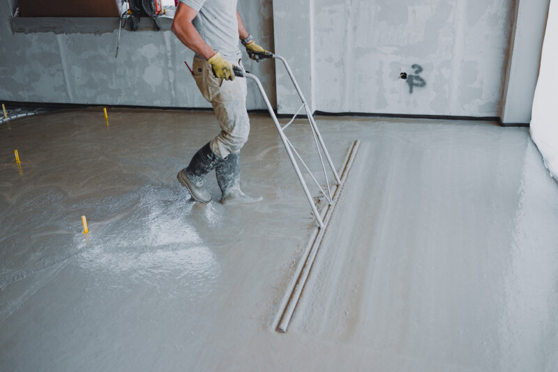 Construction-Worker-levelling-screed